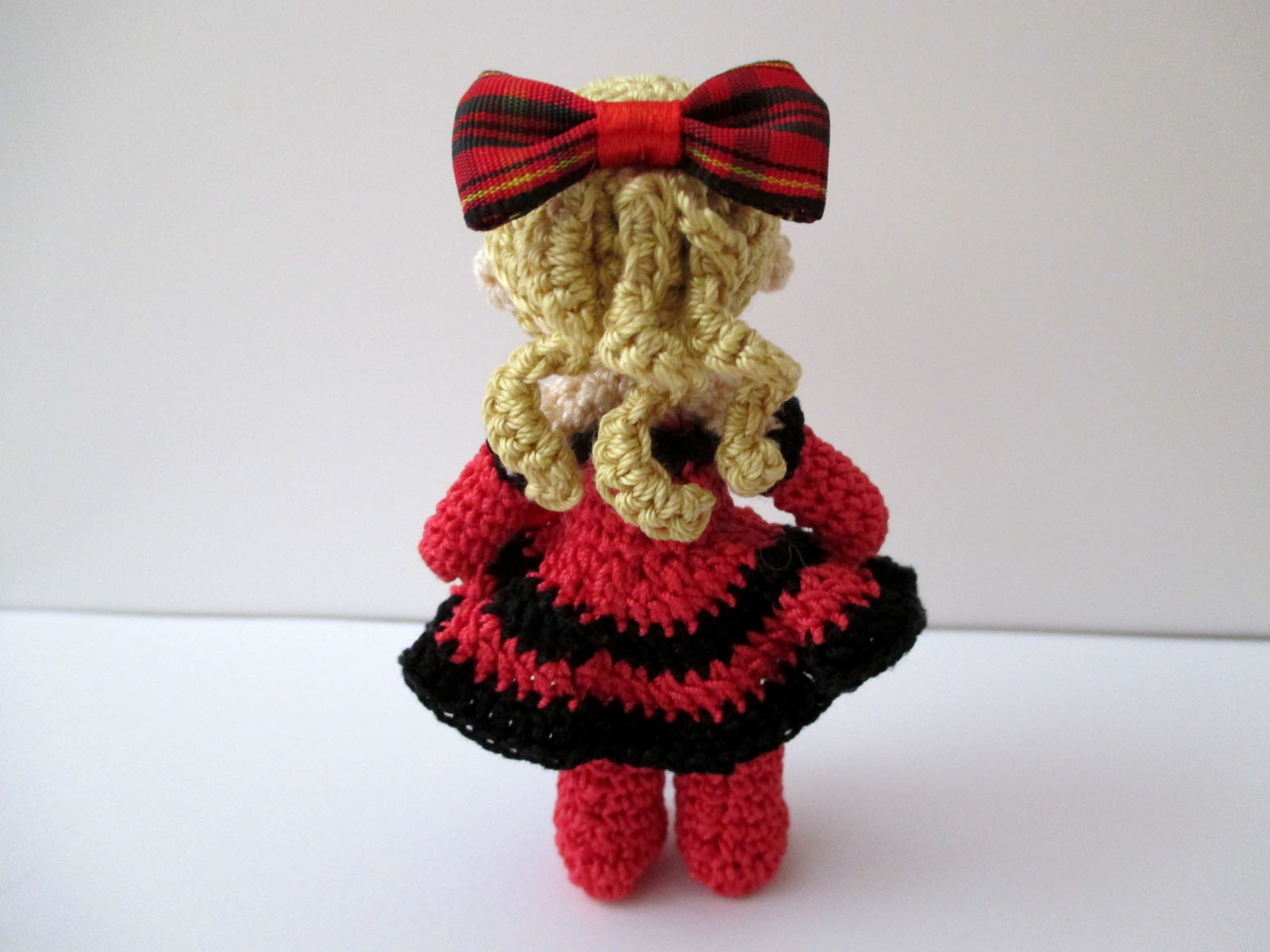 赤いドレスの女の子あみぐるみ | 虹色工房～かぎ編みとあみぐるみ～